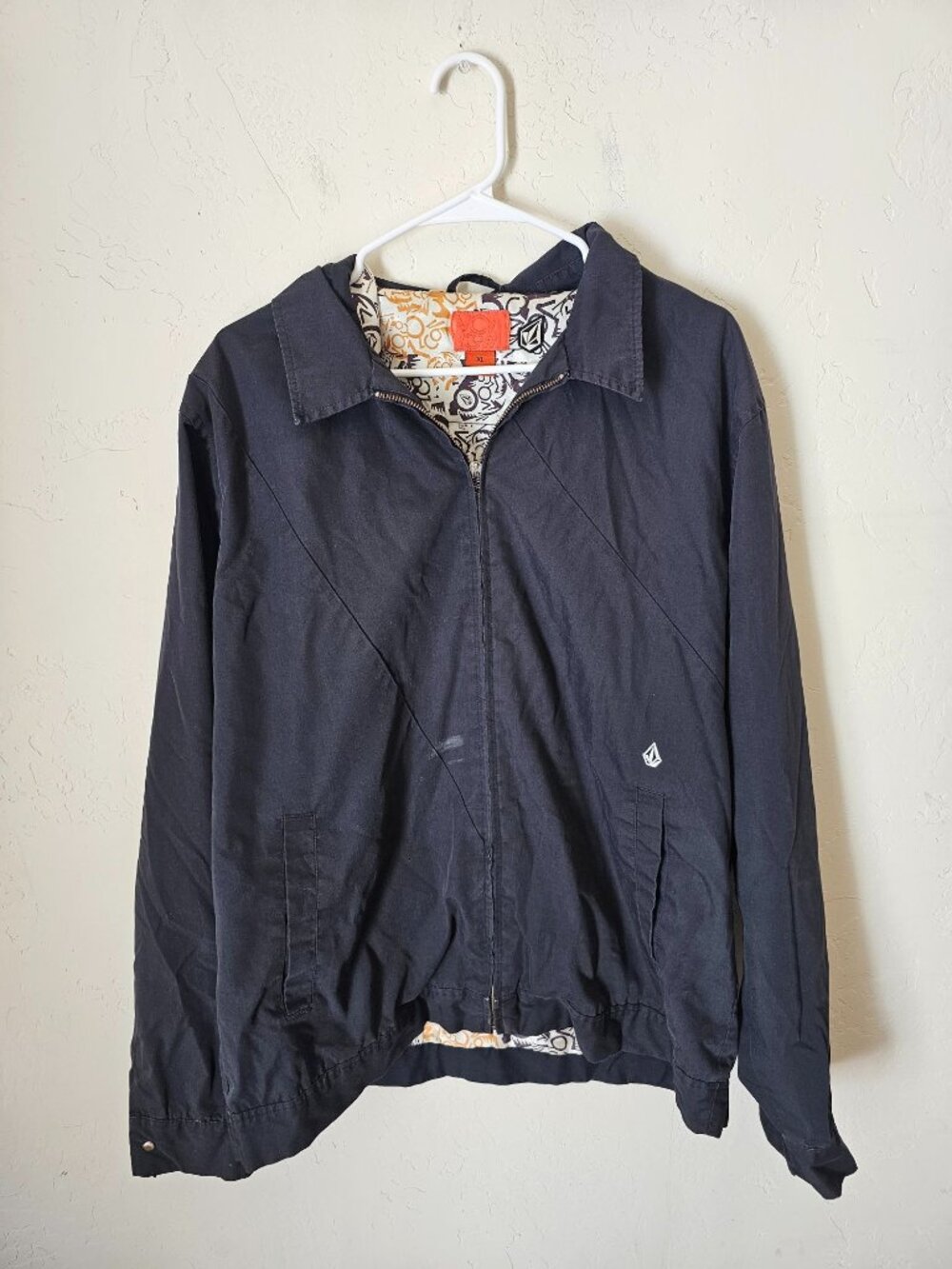 Volcom Mens XL Black Zip-Up Jacket With Graphic Lining & Logo Accent